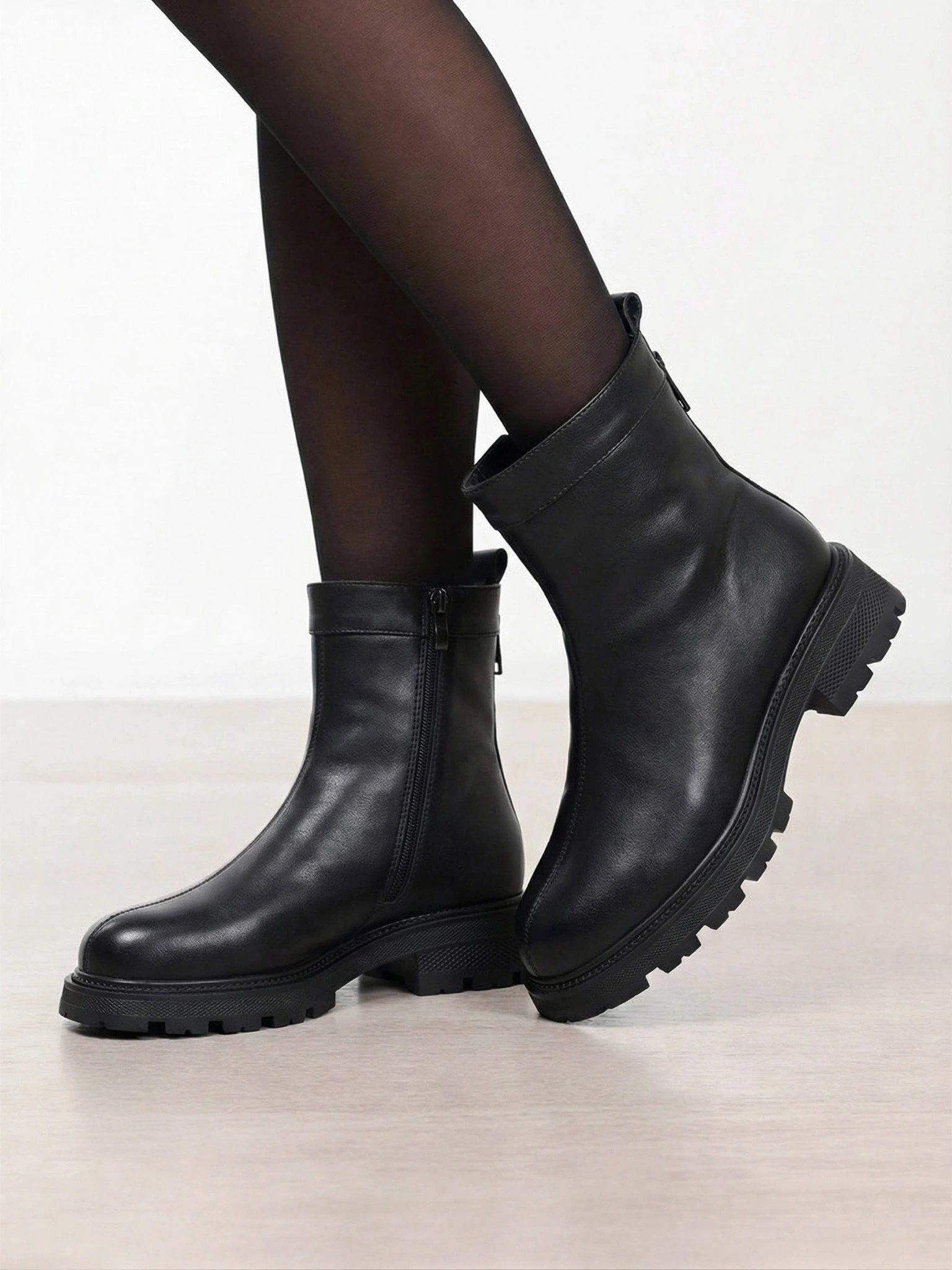 Ботинки черного цвета с декоративной молнией сзади